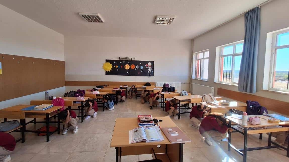 AFETLER VE DAYANIKLILIK AYI KAPSAMINDA OKULUMUZDA DEPREM TATBİKATI YAPILDI.